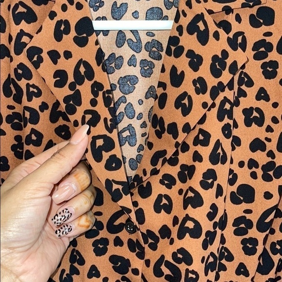 NWT Leopard Print Blouse 5️⃣✖️3️⃣0️⃣ - Picture 5 of 6